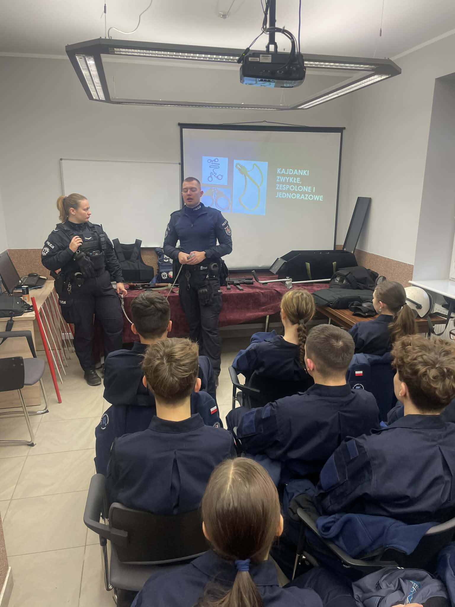Wizyta klasy pierwszej o profilu mundurowym w Komisariacie Policji w Swarzędzu.