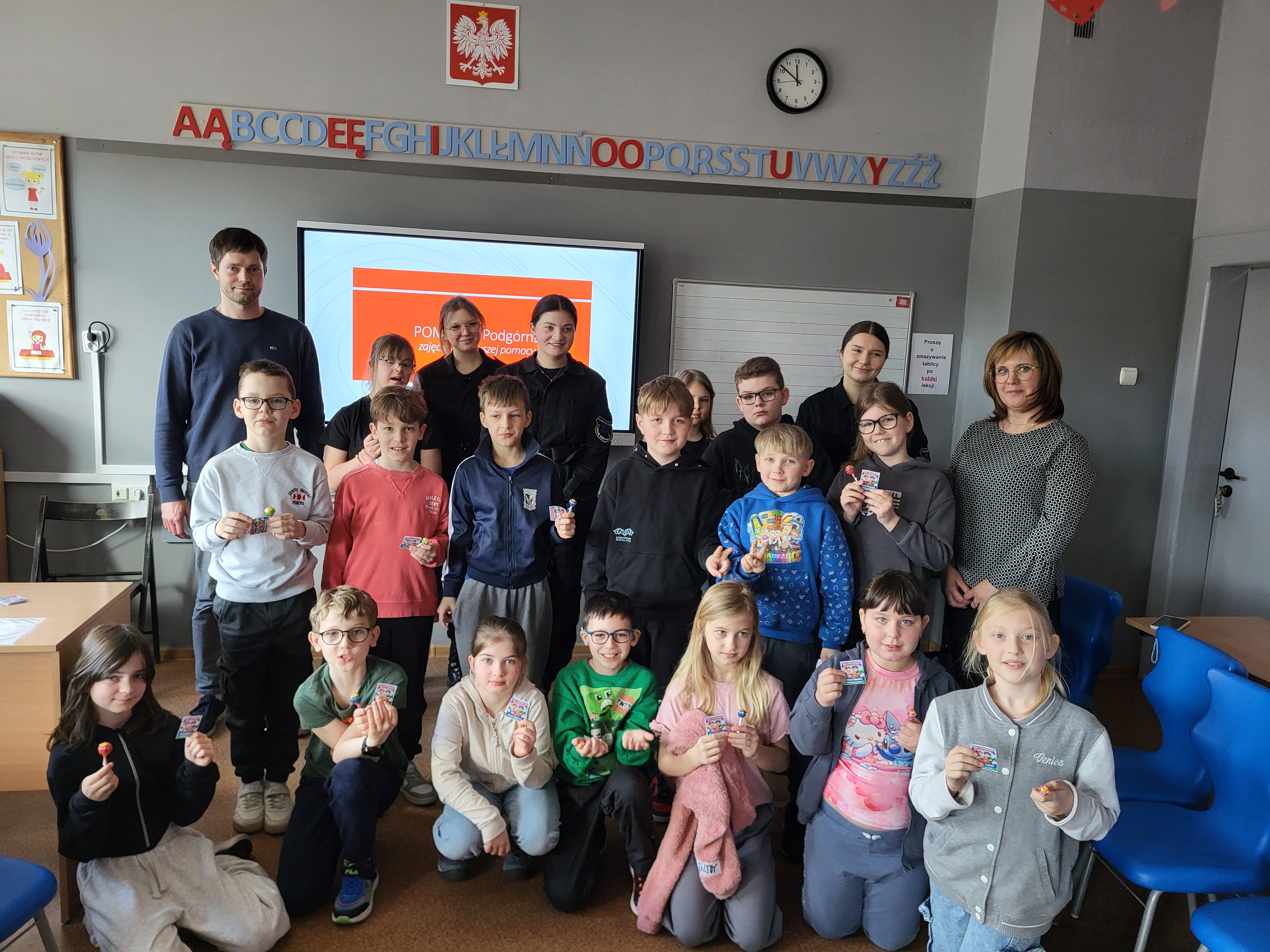 Pierwsza pomoc bez tajemnic – licealiści uczą młodszych ratować życie.